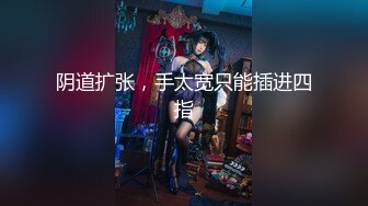 淫荡反差小女仆✿极品美少女穿上可爱女仆装服务金主爸爸，振动棒紫薇爽的尿屁不停，娇小身材被爸爸抓紧双手后入