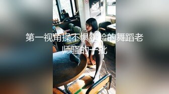 清纯带点性感肉感美女夫妻居家啪啪，揉捏大白奶子，上位骑乘扭动屁股，扶着大屁股后入，撞击奶子一直晃动