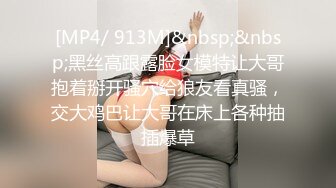 夜市女厕超级靓女??怕你看不清楚她的逼特意扒开给你看看清楚