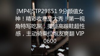 哺乳期的小奶妈，全程露脸边挤奶边拿道具抽插无毛逼，淫水很多听狼友指挥刺激