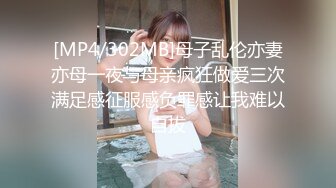 极品CP✅魔手》疯狂大胆坑神躲进商场女_厕独占一个坑位隔板缝中偸_拍各种B形妹子方便▲极限特写镜头快要碰到B了 (2)