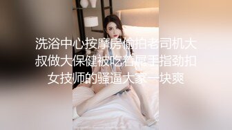 穿着角色扮演的火辣小 Ria 久留美 躺在你身上咧着嘴笑。