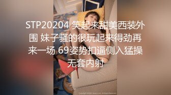 有点混血高挑模特女神，撅起屁股露出美鲍鱼