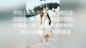 户外楼顶黑色碎花裙子无毛少妇，地面铺个垫子先道具自慰，再啪啪