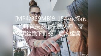 油头满面的韵味美少妇一个全裸自慰，特写美鲍鱼，道具插穴手指玩穴淫水渗出