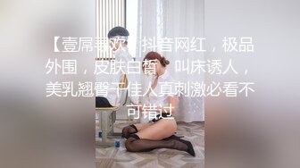 [MP4]女主播为吸引粉丝,录制户外弹吉他唱歌MV，故意不穿内裤不经意间露出来给粉丝当福利