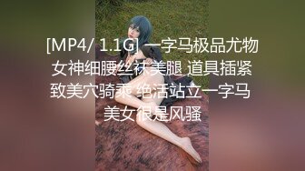 嫂子很配合让小叔子随便调教，边操屁眼边滴蜡