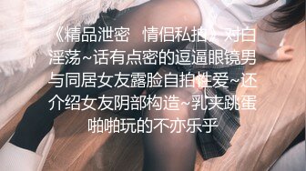 十一月最新流出某商场高档餐厅厕拍吃夜宵的性感美女搞头发的爱迪达斯妹子逼毛真性感