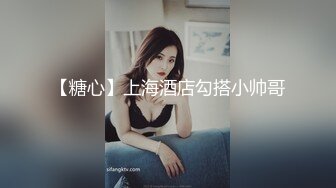 《硬核炸弹》最近疯传的清纯眼镜长腿系在女厕公然修洞无视身边上厕所的人一脸懵逼清洁大妈见过世面淡定无比