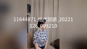 这个人妖真会玩把少妇乳房捆起来按在床上撅着屁股猛操少妇屁眼