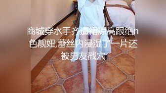 美妞撑着凳子坐在鸡巴上享受