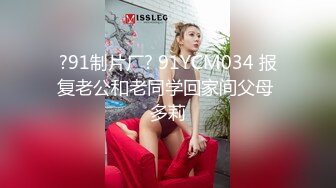 浓眉大眼无美颜的妹子，搔首弄姿道具插嘴，特写掰穴黑木耳蝴蝶逼扒开里面很粉