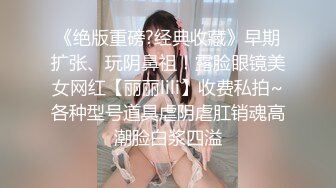 KTV 女厕偷拍霸气的黑丝美少妇 一边抽烟一边尿