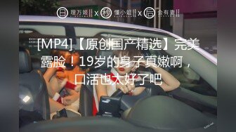 隆隆声的周末，骚逼女友单位放假，又过来找我啪啪，进门就把我摁下捉主我鸡巴不放，在那里吃得我快受不了，等等看我怎么爆操收拾她！