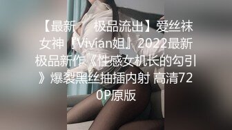 理发店老板娘给顾客理完发，问人家要点小活儿不，带到私密房里口爆，主动脱下衣服被摸奶摸逼，屋里还有不少小孩声音，刺激！