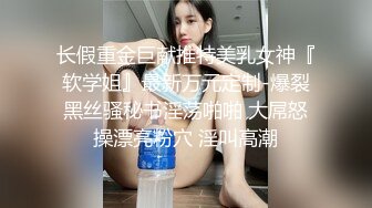 清纯甜美巨乳妹子在化妆被男友捏奶子，撩起裙子就要后入，扶着大屁股抽插，两个大奶子晃动骑乘套弄