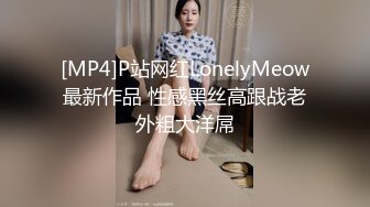 爽到高潮骚妇边操边抚摸阴蒂