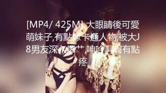 商场女厕全景偷拍漂亮美容师B毛杂乱的小黑鲍