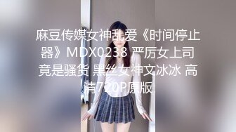 粉衣短发妹子特写扣逼,暴力开干