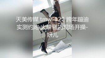 奶茶店女厕白短衫牛仔裤清秀小妹,两片红嫩的微毛鸡冠唇真想蹭蹭