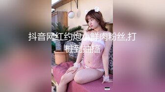 [MP4]大眼睛网红美女！撩起短裙展示美腿！外表甜美骚的很，跳蛋震穴黄瓜捅菊花，真是小骚货