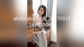 牛仔短裤大长腿贫乳美女和炮友居家啪啪，近距离特写口交舔屌，翘起屁股舔逼后入撞击美臀，毛毛修剪过掰穴诱人