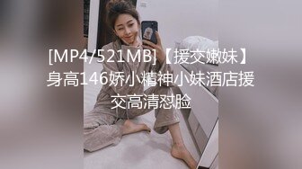 长相甜美短发萌妹子假吊跳蛋自慰，慢慢脱光揉搓奶子舔假吊抽插震动