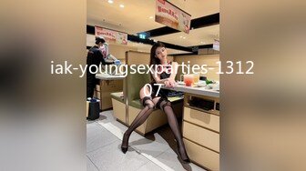 《母子乱伦》趁着中午家里没人还是忍不住冒险和妈妈打一炮 开始不同意但是一摸就像换了个人一样