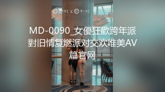 商场女厕偷拍眼镜美女尿尿Bn还吊着一坨白带