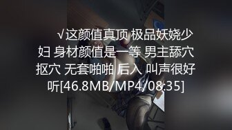 晚上躲藏邻居出租屋浴室窗外偷窥两个身材不错打工妹洗澡看着下面性感逼毛浑身欲火