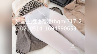 商场女厕全景偷拍牛仔裤,美女的极品微毛小粉鲍