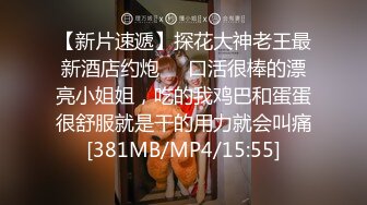 小伙子搞50岁老阿姨，让阿姨表演一番自慰，摸骚逼，‘哇哇哇，好多水，水’，阿姨都乐坏啦！