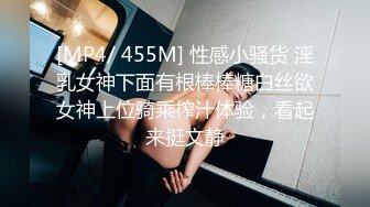 YC商场抄底白裙红趾甲绝色靓妹蕾丝透明内夹腚沟里前面全是毛