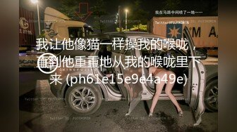 直接在厕所门口守候偷拍女同事尿尿