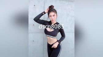 《母子乱伦》趁妈妈喝多找朋友来和妈妈一起玩3P开发她的屁眼