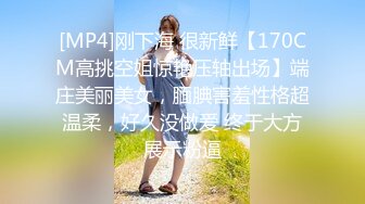 《极品CP 魔手 外购》技术型坑神巅峰厕拍！闯入大学校园女洗手间隔板缝中高清偸拍多位小姐姐方便，露脸照同步私处放尿