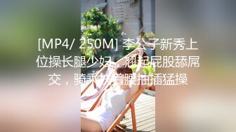 长发美女修电瓶车中间随她去趟厕所妹子竟然把小穴掰开