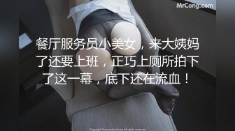 两个兼职美女模特被色魔摄影师诱惑脱光光了玩