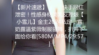 E罩杯巨乳少妇，一对豪乳呼之欲出，骚穴想被操，情趣内衣抖奶，从下往上视角，假屌插穴