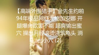 约牛仔短裤漂亮妹子性感美腿抓着大屌深喉,抬起腿侧入猛操