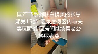 花裙美女逛街蹲下聊天屁股坐镜头肉臀白内 气质名媛陪老头逛街白嫩美腿诱惑翘臀性感丁字内裤