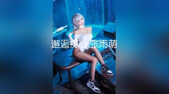 长焦相机偷拍对面公园拍户外婚纱摄影的新娘子??婚纱有点小,新娘子一直走光不断