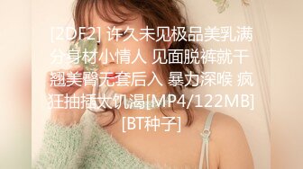 全景厕拍素花连衣裙美女 镜子反光照亮了美鲍鱼和肥美的阴唇