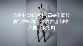 2024-2月新流出黑客破解家庭网络摄像头偷拍❤️玩具发烧友小哥中午和媳妇在客厅啪啪