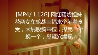 风骚的黑丝人妻露脸酒店伺候两个大哥激情啪啪3P玩弄，浴室一起洗干净床上被大哥吃奶玩逼，前后抽插浪叫不止