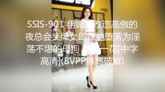 长得超漂亮的文艺范年轻小美女和老公一起酒店约网友玩群交